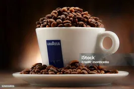 Композиция С Чашки Аппарат Для Приготовления Кофе Lavazza И Фасоли — стоковые фотографии и другие картинки Lavazza
