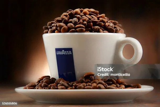 Композиция С Чашки Аппарат Для Приготовления Кофе Lavazza И Фасоли — стоковые фотографии и другие картинки Lavazza