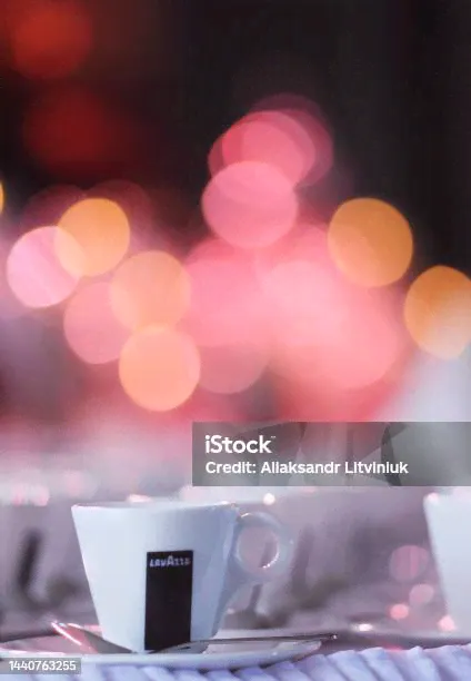 Чашки Кофе Lavazza На Столе В Ресторане — стоковые фотографии и другие картинки Lavazza - Lavazza, Ароматический, Без людей